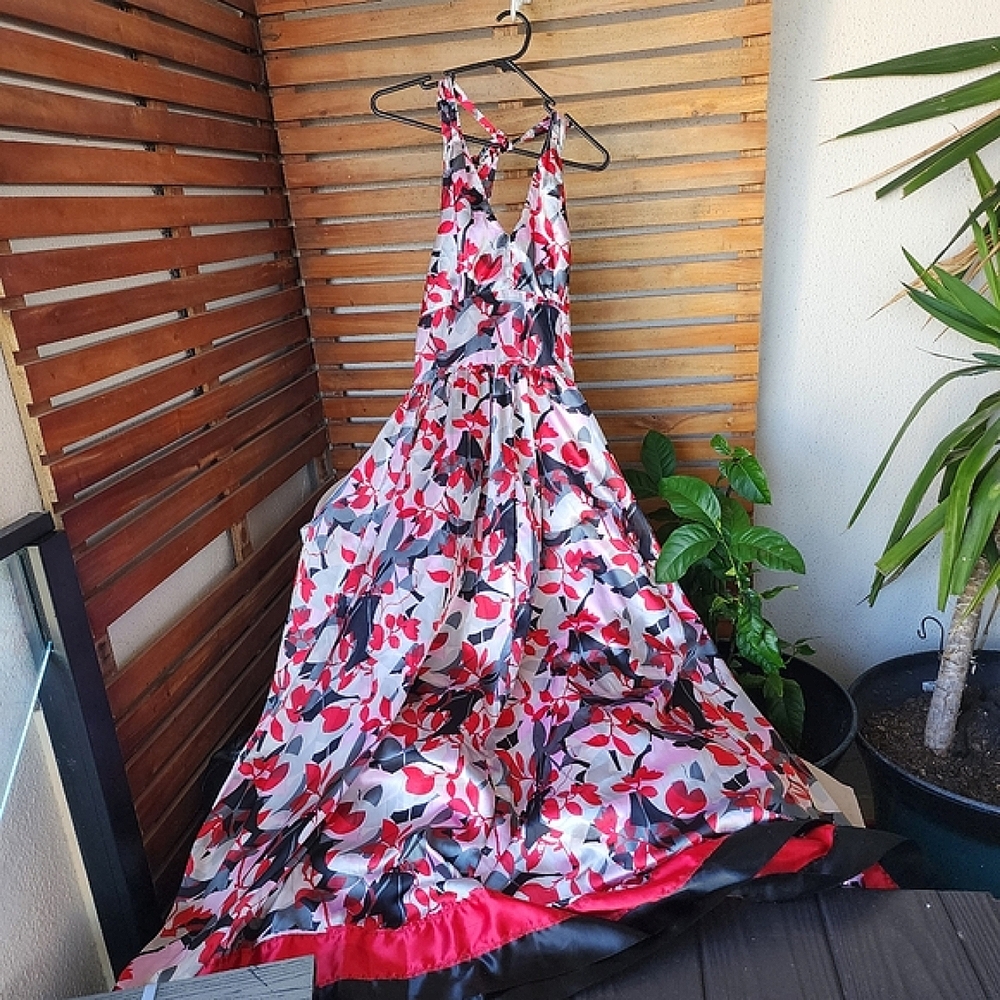 Satiny maxi dress red woman's size 6-8 Red, grey & black - Picture 2 of 12
